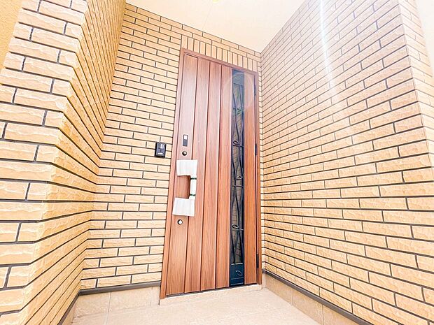 お客様も迎える玄関は高級感のある造りです。