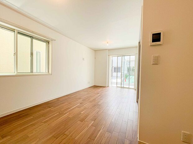 太陽の光が照らす明るいリビングは、開放感があり通風・採光に優れ、心地よい光と風が舞い込んできます。心休まるリビングは何よりも快適な時間を過ごせます。