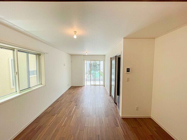 整然とした空間演出、快適な理想の暮らしの実現は家のみの拘りではなく、そこで暮らす方々にとって素敵な環境であることも挙げられると思います。四季折々の変化が奏でる鼓動を楽しんで下さい。