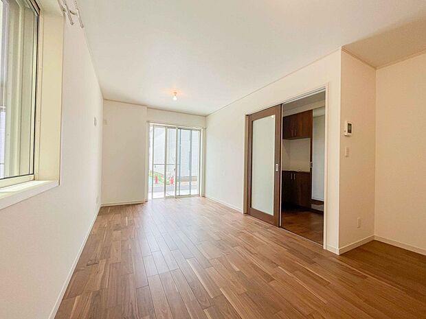 太陽の光が照らす明るいリビングは、開放感があり通風・採光に優れ、心地よい光と風が舞い込んできます。心休まるリビングは何よりも快適な時間を過ごせます。