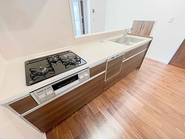 三口コンロで料理の幅を拡げてくれる使いやすいシステムキッチンを採用。洗い場も大きいので野菜や食器を洗ったりする際にも捗り、奥様の強い味方となってくれるはずです。