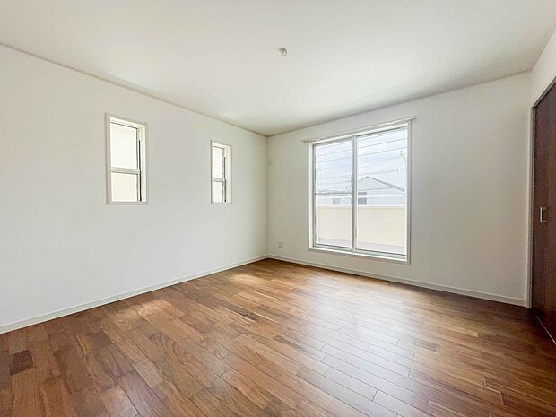 ベッドを置いて主寝室をイメージ。それでも広々してますね。