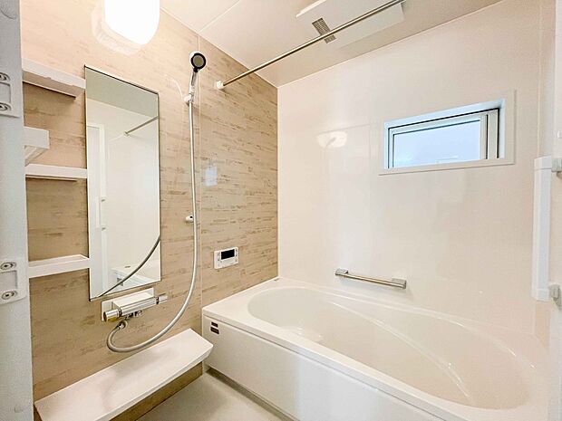 窓がある浴室は心地よいバスタイムを演出してくれます。早起きした日は朝風呂で一日の始まりです。