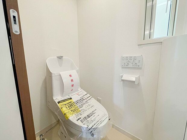 小窓を設置する事により明るく、通気性の良いトイレとなっております。中はゆとりのある大きさを確保しておりますので、ゆったりとお使い頂けます。 
