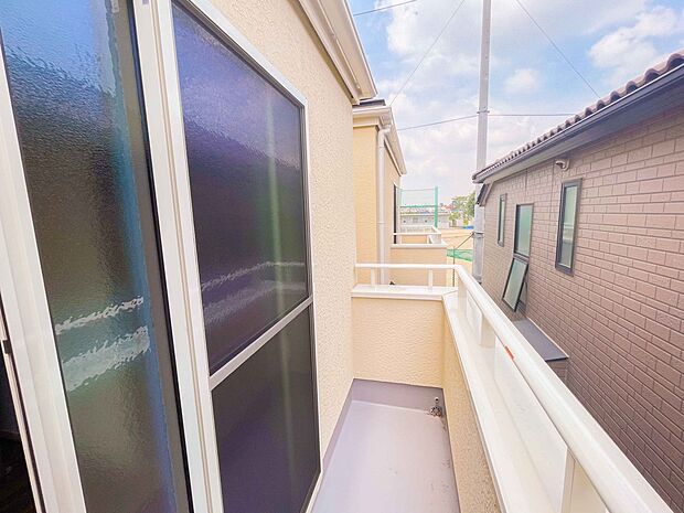 太陽の光が燦々と降り注ぐ広さのあるバルコニーで毎日のお洗濯も快適に。太陽は心を元気にしてくれますよね。