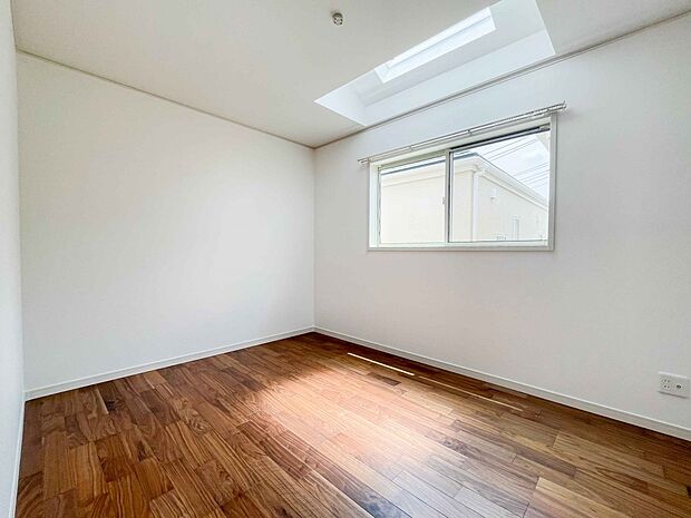 柔らかな日差しが入る洋室は落ち着いた雰囲気のお部屋です。ベッドを置いてゆったりと心も体も休まるお部屋へ。