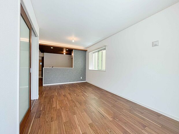 リビングは、食事スペースと寛げる場所設けてもまだ余裕の広さ。明るい光が照らしてくれます。