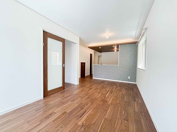 カウンターがあると配膳が楽なことがメリットの一つ。後片付けをするときも、ダイニングテーブルからあまり動かずに流し台へ運ぶことができるので便利です♪