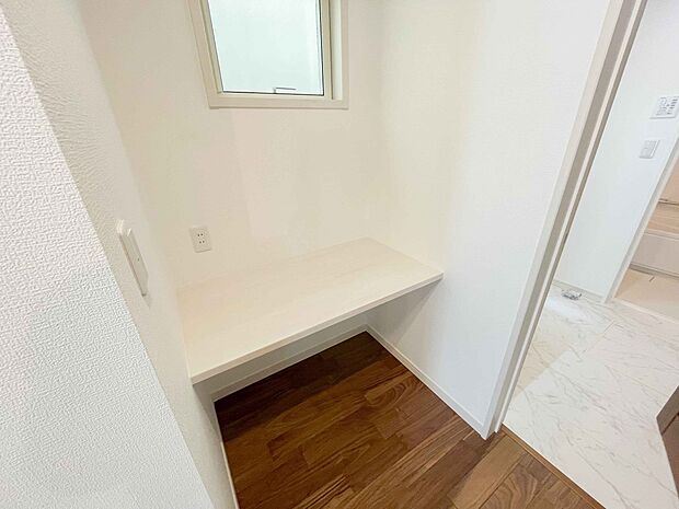 廊下の一角にカウンターを設置。収納スペースやインテリアを飾ったり共用スペースなど様々な使い方があります。