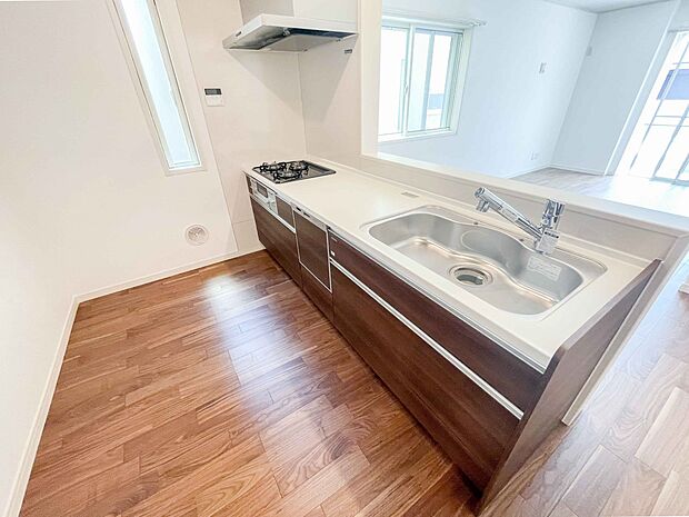 人工大理石のワークトップやシンクは、水を流しただけできれいになったように見えます。白いキッチンは明るく清潔感があり、とっても素敵です。