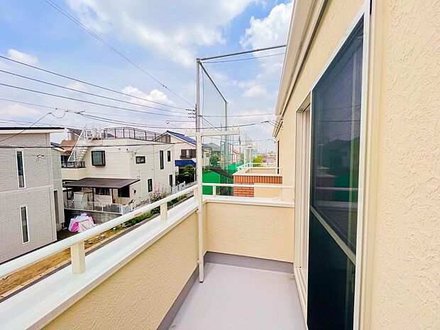 周辺は高い建物が無く、解放感が感じられます。