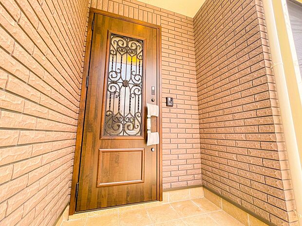 玄関入り口に季節のお花を置いてみてはいかがですか。可愛い玄関周りにきっとなりますよ。