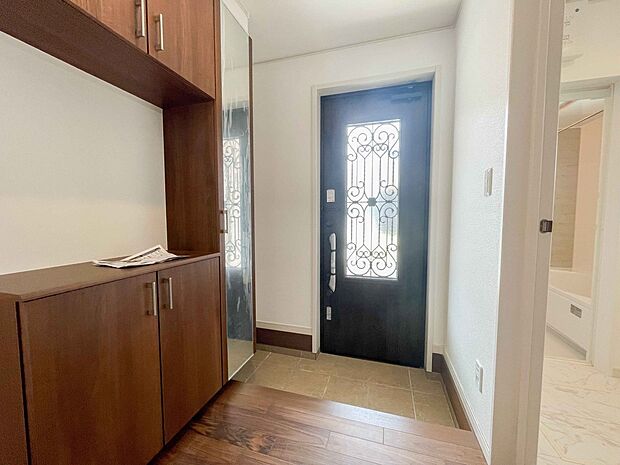 大型のシューズボックスには靴やブーツ、サンダルはもちろん、ハンカチや手袋、バック類などのお出かけ用品、印鑑や朱肉なども収納可能です。