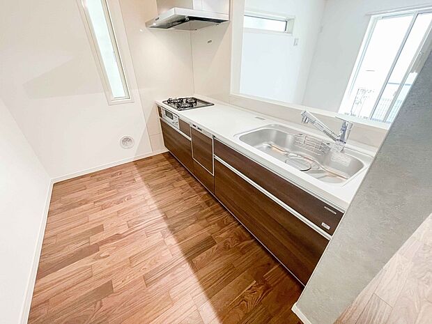 ビルトイン食器洗乾燥機完備。家事のお手伝いをしてくれる奥様の味方です。食器を洗っている間にお掃除など、様々なシーンで家事の時短に役立つ食洗機。省スペースのビルトインタイプを採用致しました。