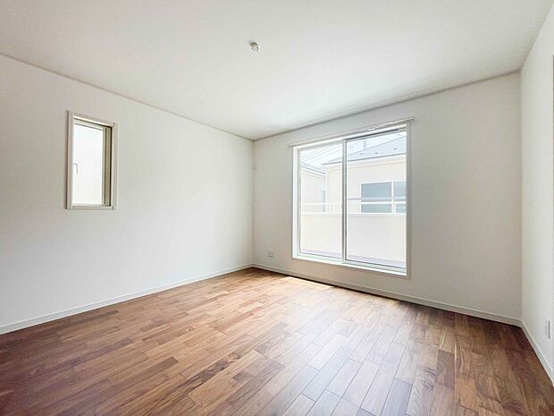 柔らかな日差しが入る洋室は落ち着いた雰囲気のお部屋です。ベッドを置いてゆったりと心も体も休まるお部屋へ。