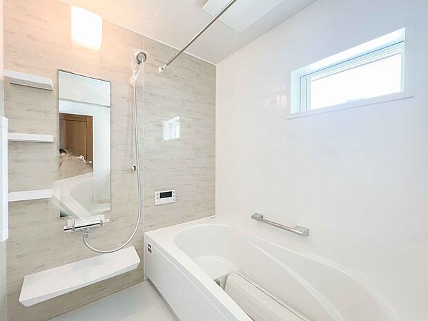 全身浴と半身浴ができる高い機能性と、満水容量を削減して水道・光熱費を節約しました。デザインとエコ性能を両立させた、これからのスタンダード浴槽です。