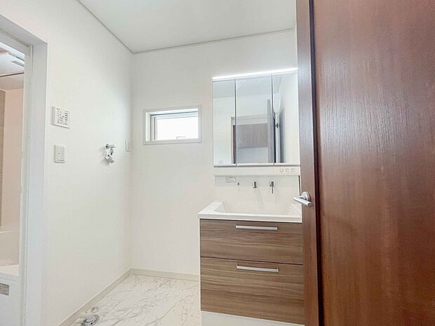 毎日使う洗濯機。しっかりと奥行きのある置き場が確保されています。