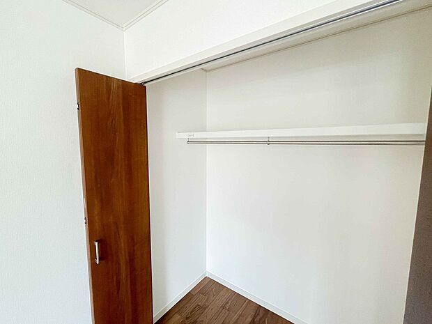 各所に配置された収納スペースは、洋服や小物はもちろんのこと、掃除機や日用予備品・お子様のおもちゃなど様々な物を収納して頂ける便利なスペースです。