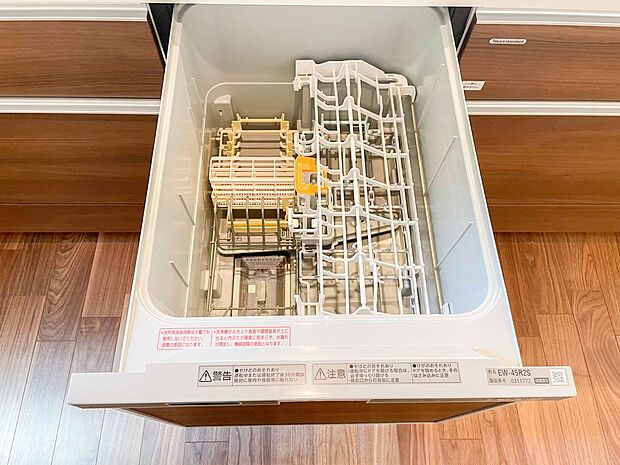 食器洗いのわずらわしさから開放してくれる嬉しい設備。後片付けの手間を減らし奥様の時間を有効活用できます。お湯と洗剤を使う機会が少なくなるため、手荒れ防止にも。