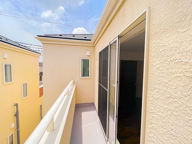 青い空が近くに感じるバルコニーは、爽やかな風をお部屋へ運んでくれます。