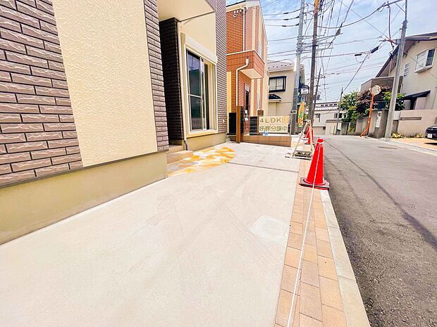 玄関横に駐車場なのでお買い物をした後は楽にお家へ。沢山お買物した時は助かりますね。