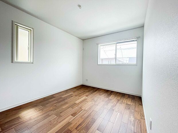 お部屋に入る日差しを見ると、植物も人も太陽の光が必要だと改めて思います。