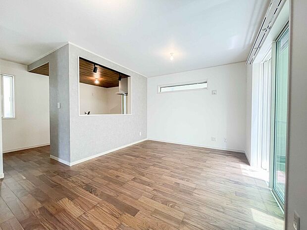 明るく開放的なダイニング。家族とのコミュニケーションが取りやすく、みんなの笑顔が溢れます