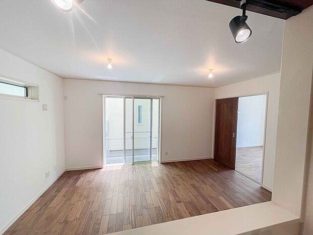 家族の様子を見ながらキッチンでお料理。一日の出来事を会話しながらの家事は嬉しいコミュニケーション。