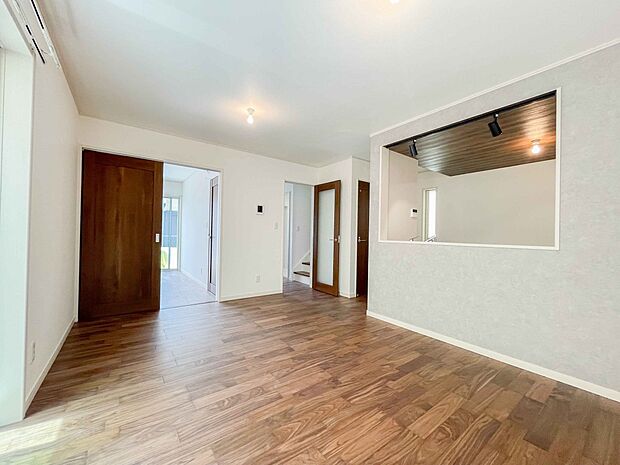 カウンターキッチンなら、リビングで遊ぶ子供の様子を見ながら料理ができるので安心です。料理を運んでもらったり、子供にお手伝いしてもらいやすいのもいいですね♪