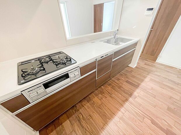 食洗機完備なので冬場の冷たい洗い物や忙しい主婦だからこそ食洗機をかけてる間に他の家事をこなすこともできちゃいますね。