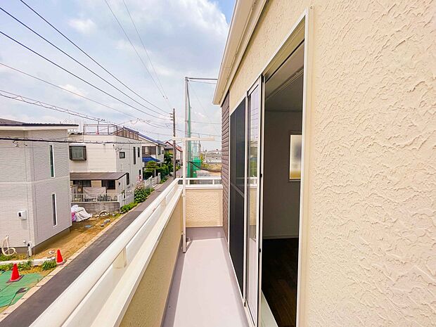 周辺は高い建物が無く、解放感が感じられます。