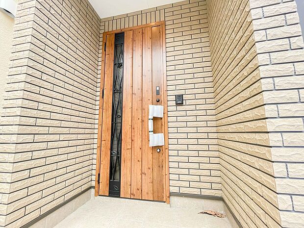 家の顔となる玄関は、デザインが求められます。高級感と断熱性、防犯性に優れた玄関ドアを標準装備。