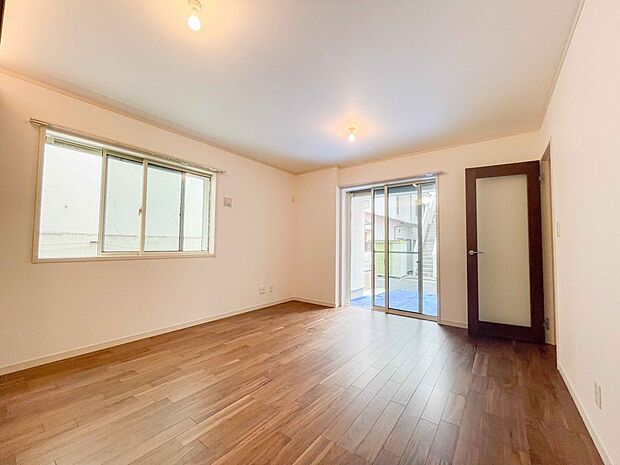 太陽の光が照らす明るいリビングは、開放感があり通風・採光に優れ、心地よい光と風が舞い込んできます。心休まるリビングは何よりも快適な時間を過ごせます。