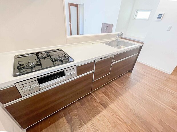 人工大理石のワークトップやシンクは、水を流しただけできれいになったように見えます。白いキッチンは明るく清潔感があり、とっても素敵です。