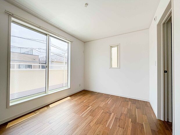 バルコニーに直接出入りできるお部屋です。ちょっと外の空気を吸いたい時や、ベランダでミニガーデニングなども楽しめそうです。