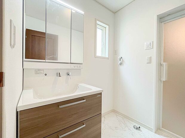 大型の陶器製洗面ボウルと、シャンプーができるシャワーが付いた洗面台なら、毎朝のシャンプーも楽々。ボウル全体をお掃除するときも便利です。