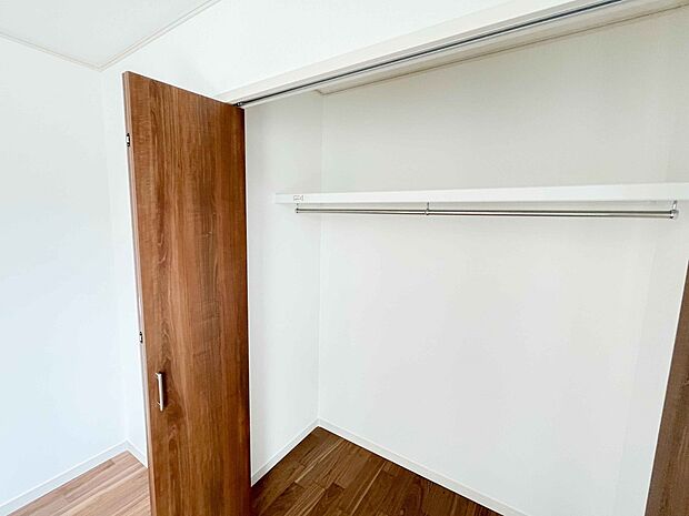 多くの人がお困りの住まいの収納。壁面クローゼットがあればタンスを置く必要がなく、出っ張りのないスッキリ空間を維持できます。限られたスペースを有効に活用できそう。