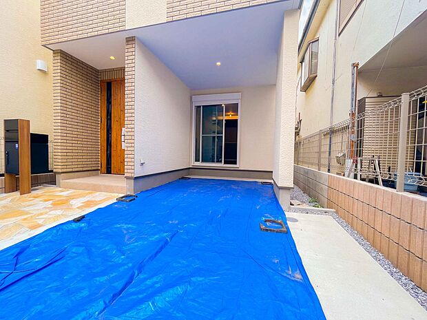 駐車場がある戸建を持つ最大のメリットは、駐車場代金を支払い続ける必要がないことです。賃貸住宅に住んでいる方が、戸建の購入を考えるきっかけに挙げることが多いようです。