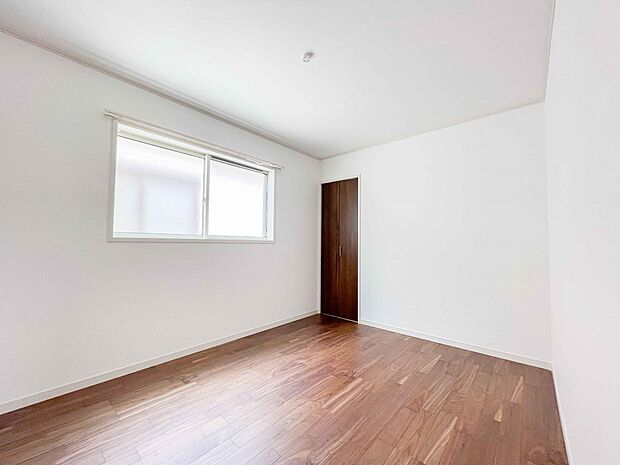 柔らかな光り差し込む家族に優しい洋室は子供部屋にぴったり。