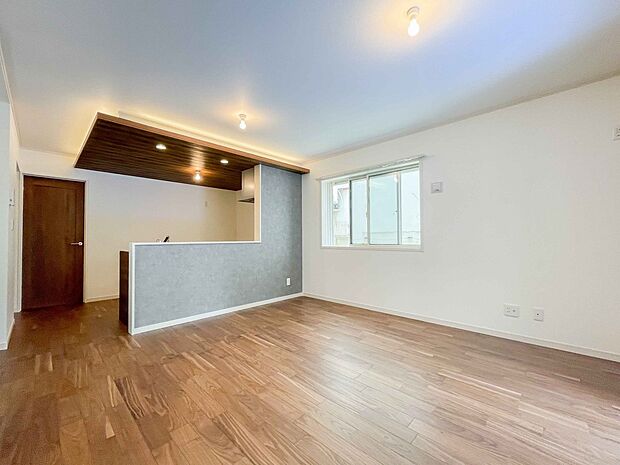 リビングは、食事スペースと寛げる場所設けてもまだ余裕の広さ。明るい光が照らしてくれます。