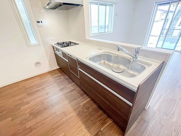 キッチン吊戸棚を無くす事によって、コミュニケーションを重視した設計に致しました。区画によって変わる一体感を、実際にご覧になって頂けましたらと思います。