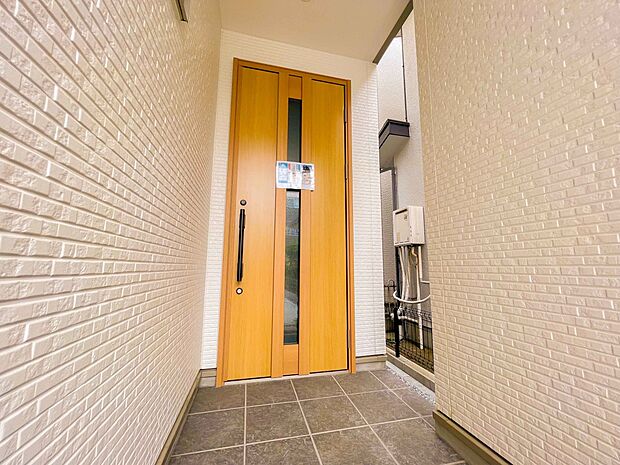 玄関前に季節のお花を置いて可愛く演出してみてはいかがですか。楽しいお家造りが待っています。