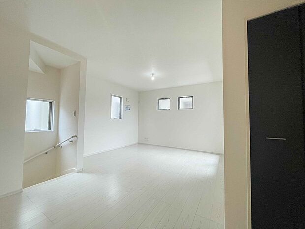 太陽の光が照らす明るいリビングは、開放感があり通風・採光に優れ、心地よい光と風が舞い込んできます。心休まるリビングは何よりも快適な時間を過ごせます。