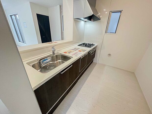 カウンターキッチンは広くて収納力もあるので、快適に料理をすることができます。食器や炊事用具を手の届くところに配置しやすいため調理もスピーディーです。