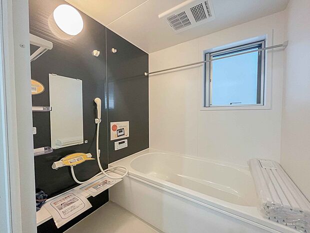 高級感溢れるカラーと大きさ・柔らかな曲線で構成された半身浴も楽しめるバスタブが心地よさをもたらします。窓もあるので換気もしっかりできますね。