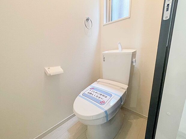 小窓を設置する事により明るく、通気性の良いトイレとなっております。中はゆとりのある大きさを確保しておりますので、ゆったりとお使い頂けます。 