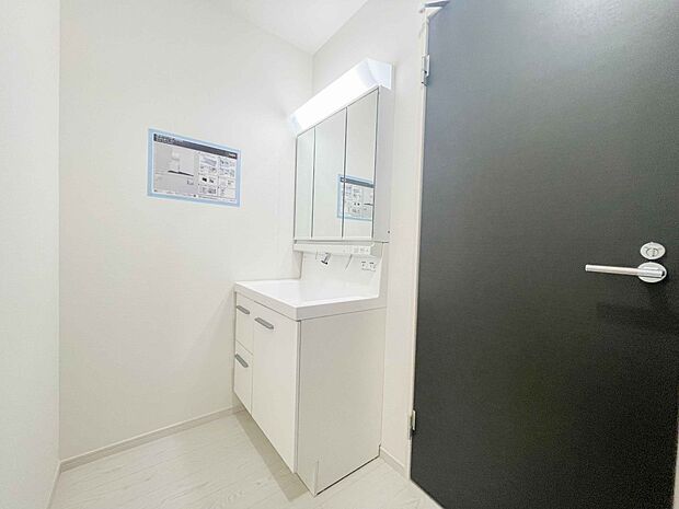 洗面室は窓の光が差し込み明るく清潔感があります。三面鏡は朝の支度が大助かり。