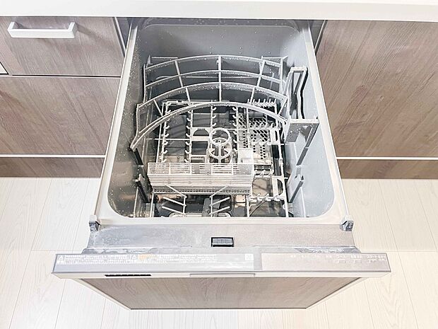 ビルトイン食器洗乾燥機。家事のお手伝いをしてくれる奥様の味方です。食器を洗っている間にお掃除など、様々なシーンで家事の時短に役立つ食洗機。省スペースのビルトインタイプを採用致しました。