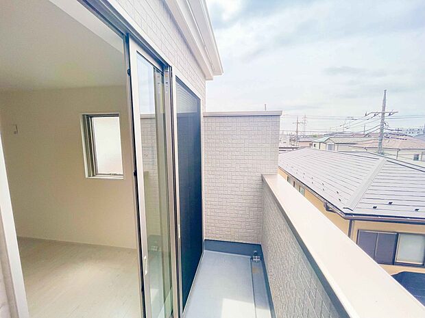 青い空が近くに感じるバルコニーは、爽やかな風をお部屋へ運んでくれます。