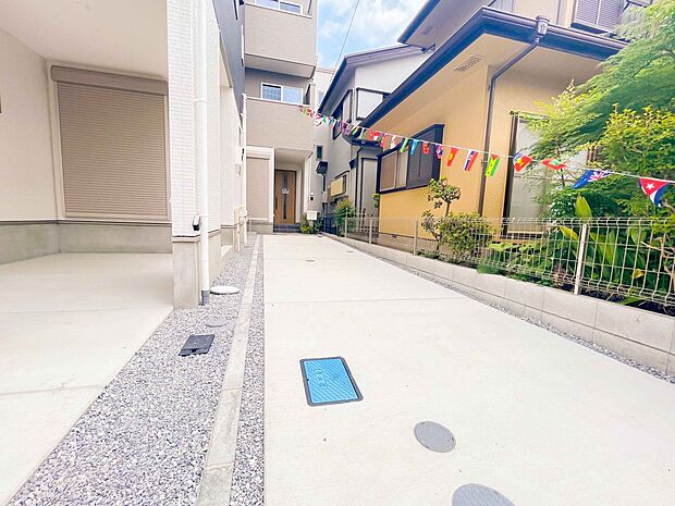 玄関横に駐車場なのでお買い物をした後は楽にお家へ。沢山お買物した時は助かりますね。